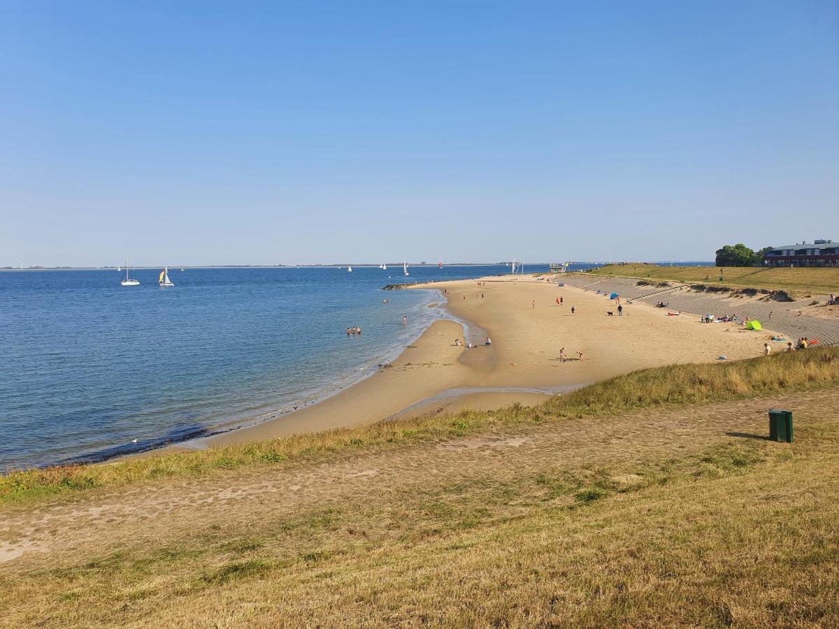 Vakantiehuis Op Villapark Oesterbaai Aan Zee , Met Speeltuin Grenzend Aan De Tuin Wemeldinge Exteriör bild